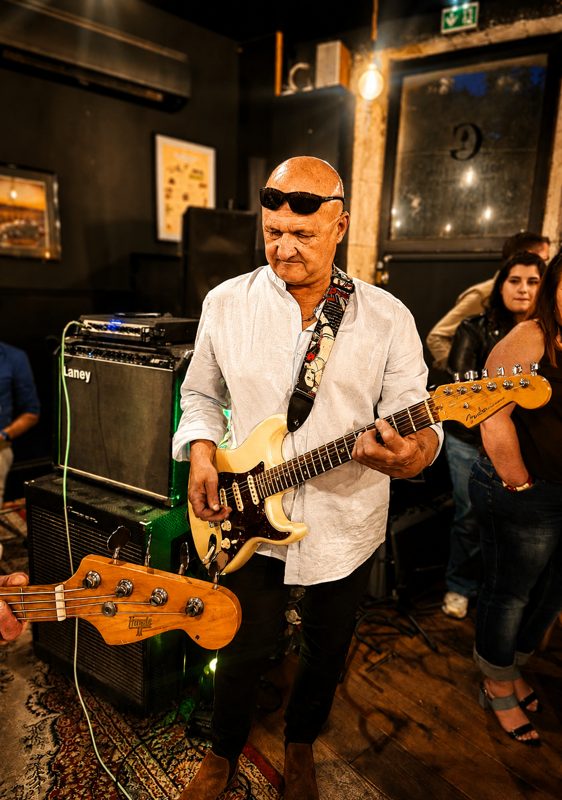 Alambic Brothers — Guitariste en chemise blanche au milieu du public