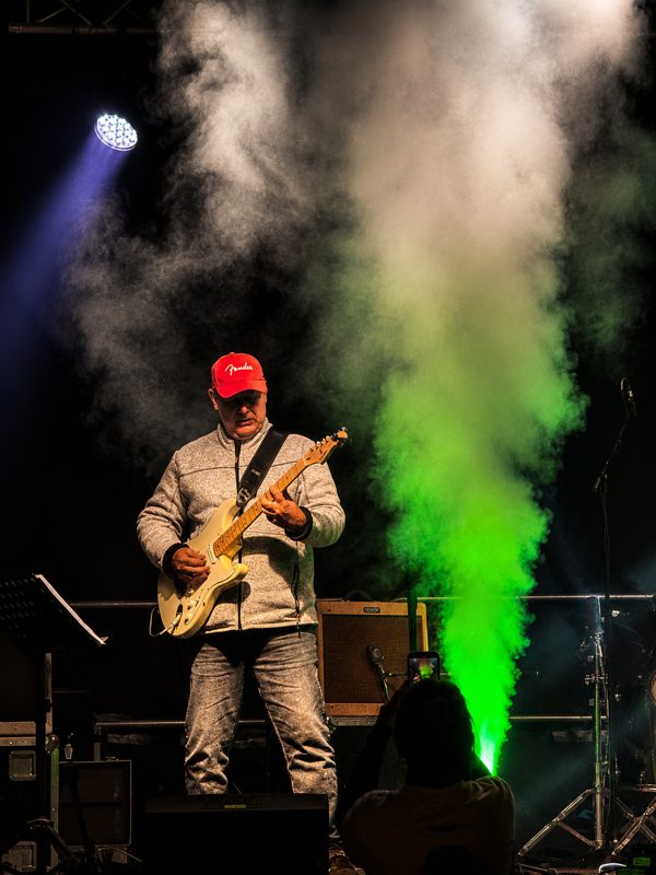 Alambic Brothers — Guitariste dans une fumée éclairée en vert