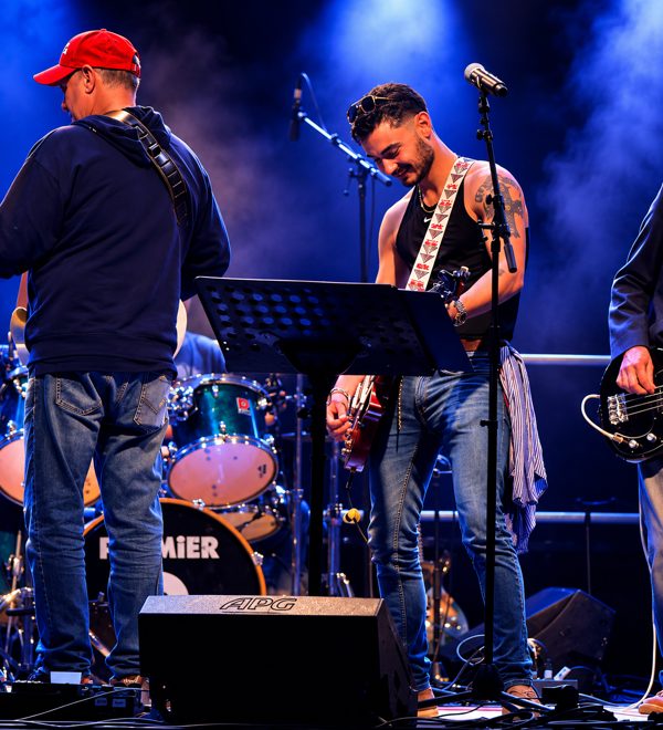 Alambic Brothers — Émile souriant à la guitare sur scène