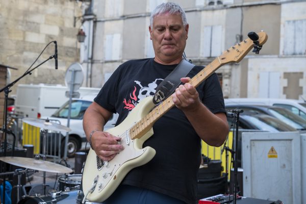 Alambic Brothers — Guitariste à la guitare blanche en plein air