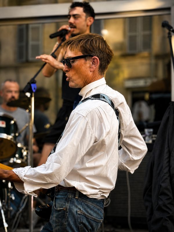 Alambic Brothers — Bassiste au premier plan avec le chanteur et le batteur