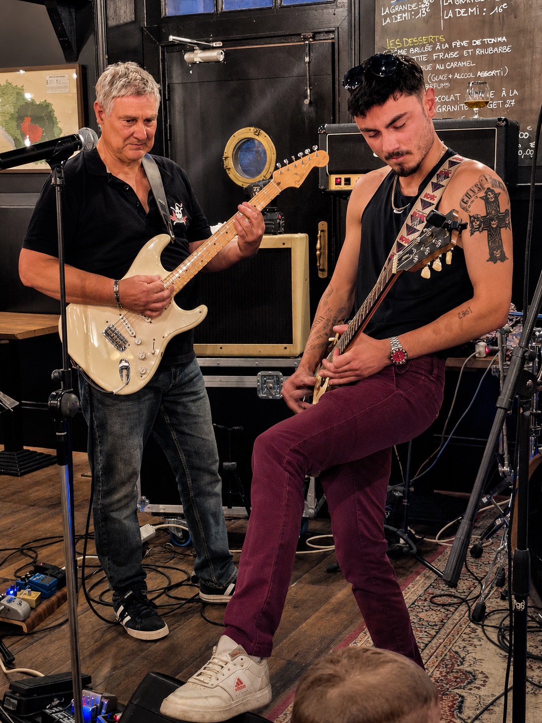 Émile et Serge à la guitare lors d’un concert